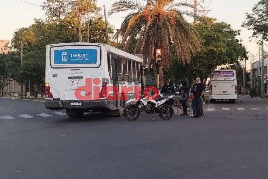 Susto en plena Belgrano: un colectivo se "llevó puesto" un bloque de cemento