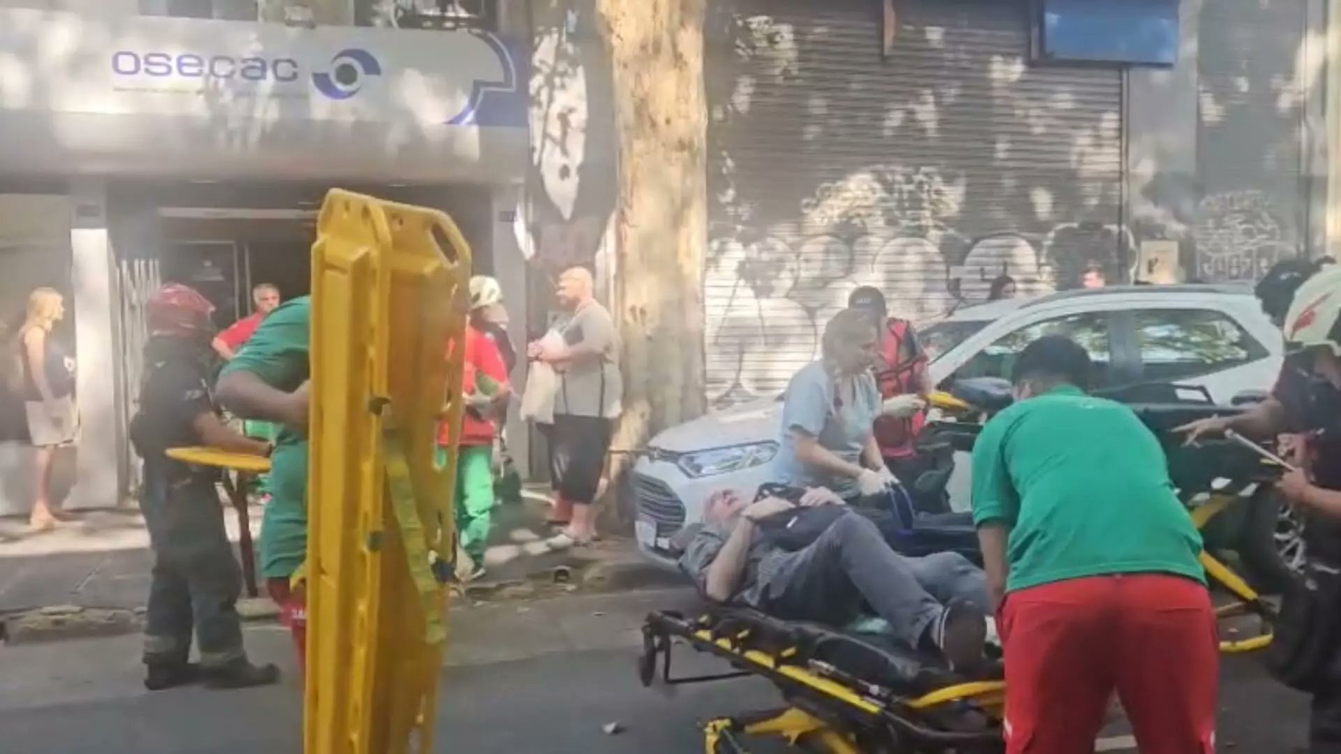 Pánico en un centro médico: se desplomó el techo y trasladaron a seis heridos