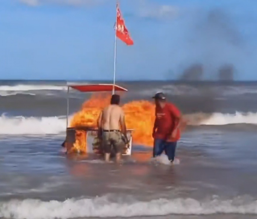 Insólito: carrito de panchos se prendió fuego en Mar del Plata y lo metieron al mar