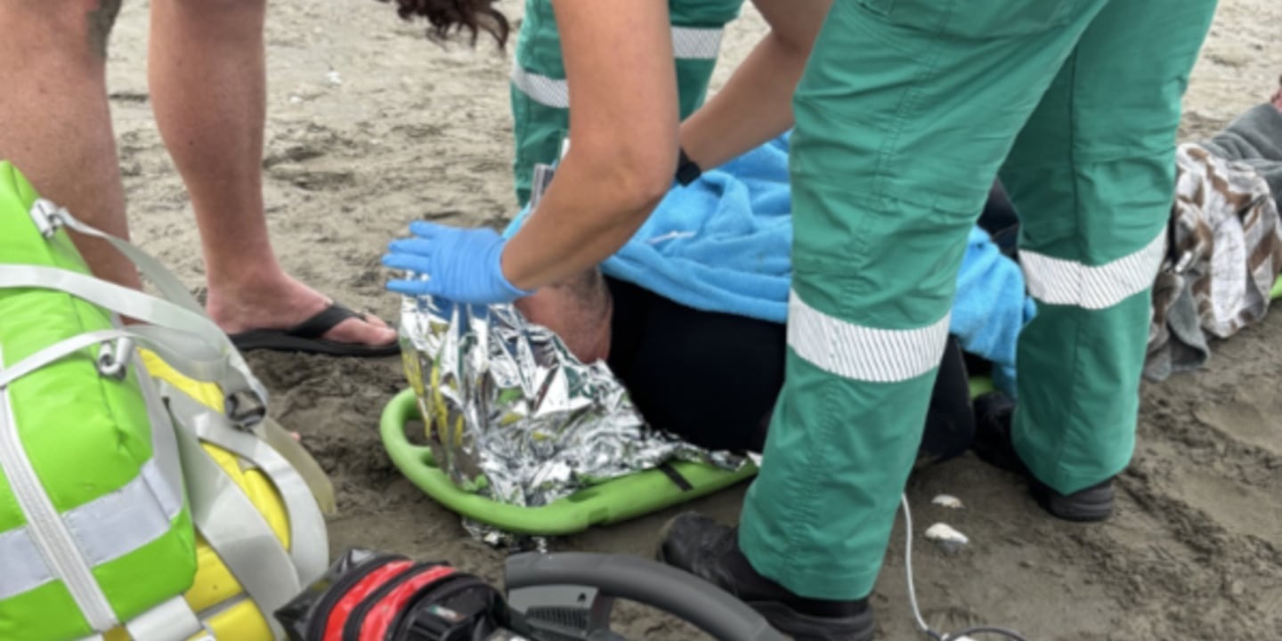 Hombre atacado por mantarraya durante entrenamiento de rescate en Nueva Zelanda