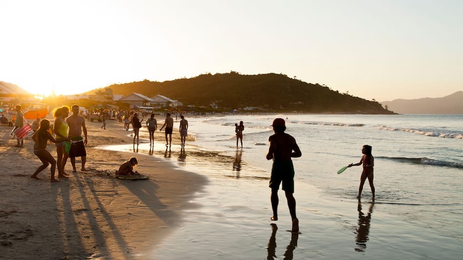 Crece un brote de gastroenteritis que afecta a turistas en playas de Santa Catarina
