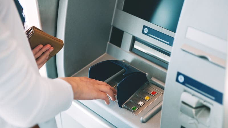 Operaban con 11 tarjetas ajenas: cayeron con más de $ 2 millones en el cajero