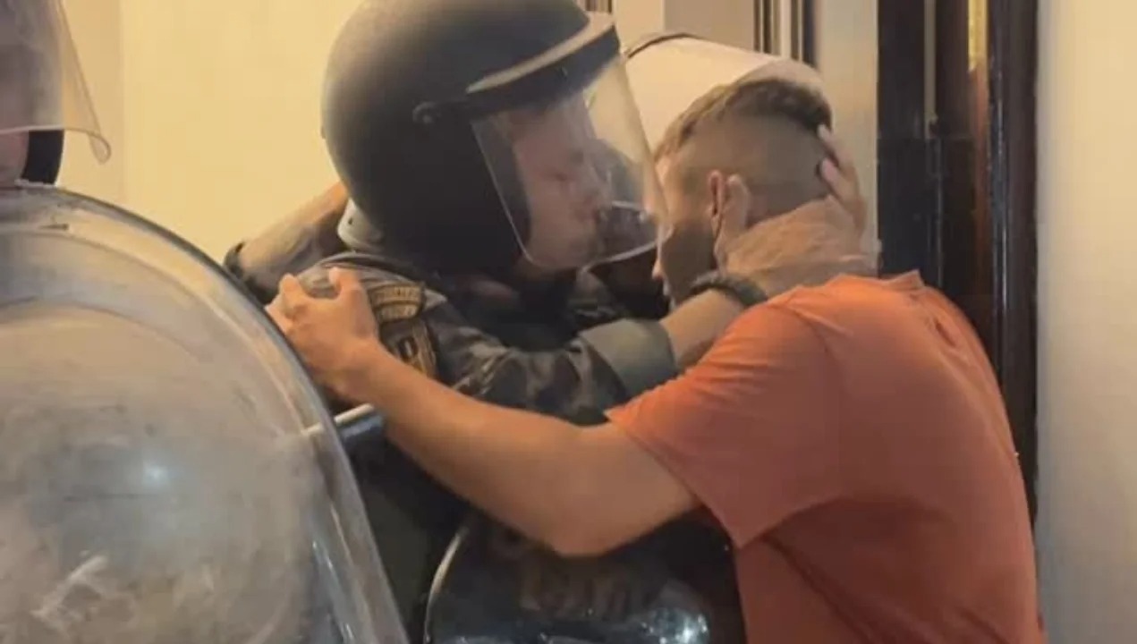 El desgarrador abrazo entre el padre de una nena abusada y un policía que recorre el país