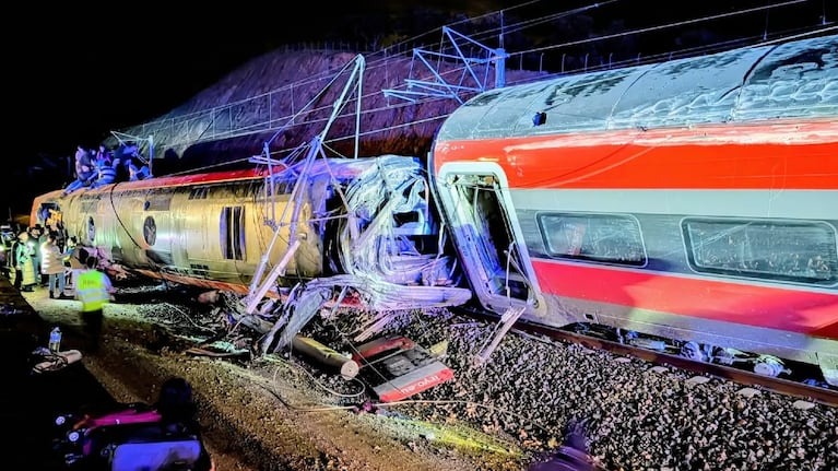 Tragedia en España: choque de trenes deja 39 muertos y más de 150 heridos