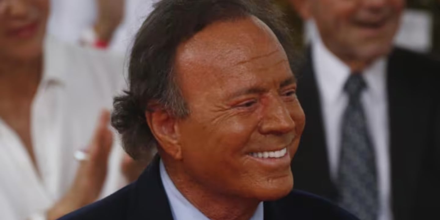 Mensajes que reavivan la polémica: la exempleada de Julio Iglesias le agradecía pese a la denuncia
