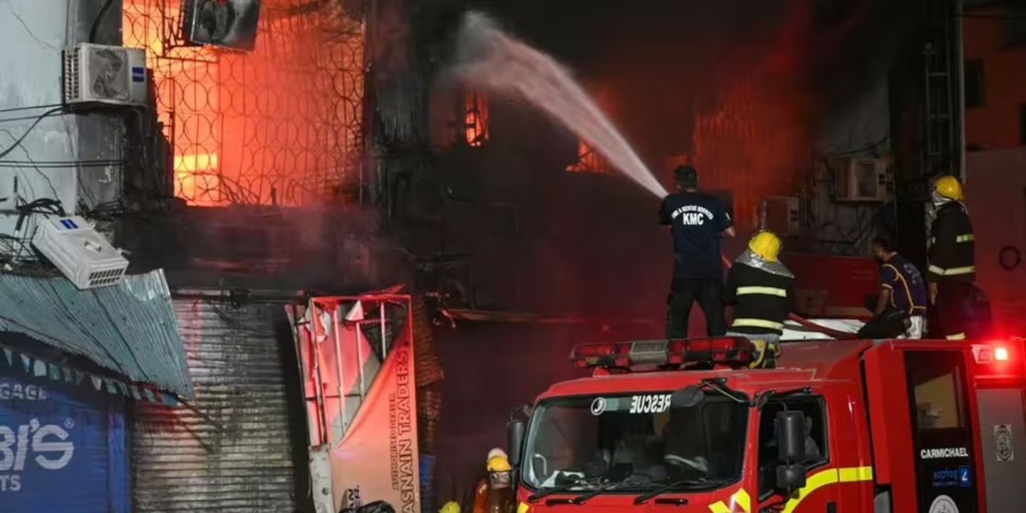 Conmoción en Karachi: incendio en shopping deja 11 muertos y más de 60 desaparecidos