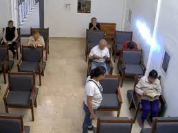 Indignación en México: una mujer irrumpió en una capilla y asaltó a adultos mayores