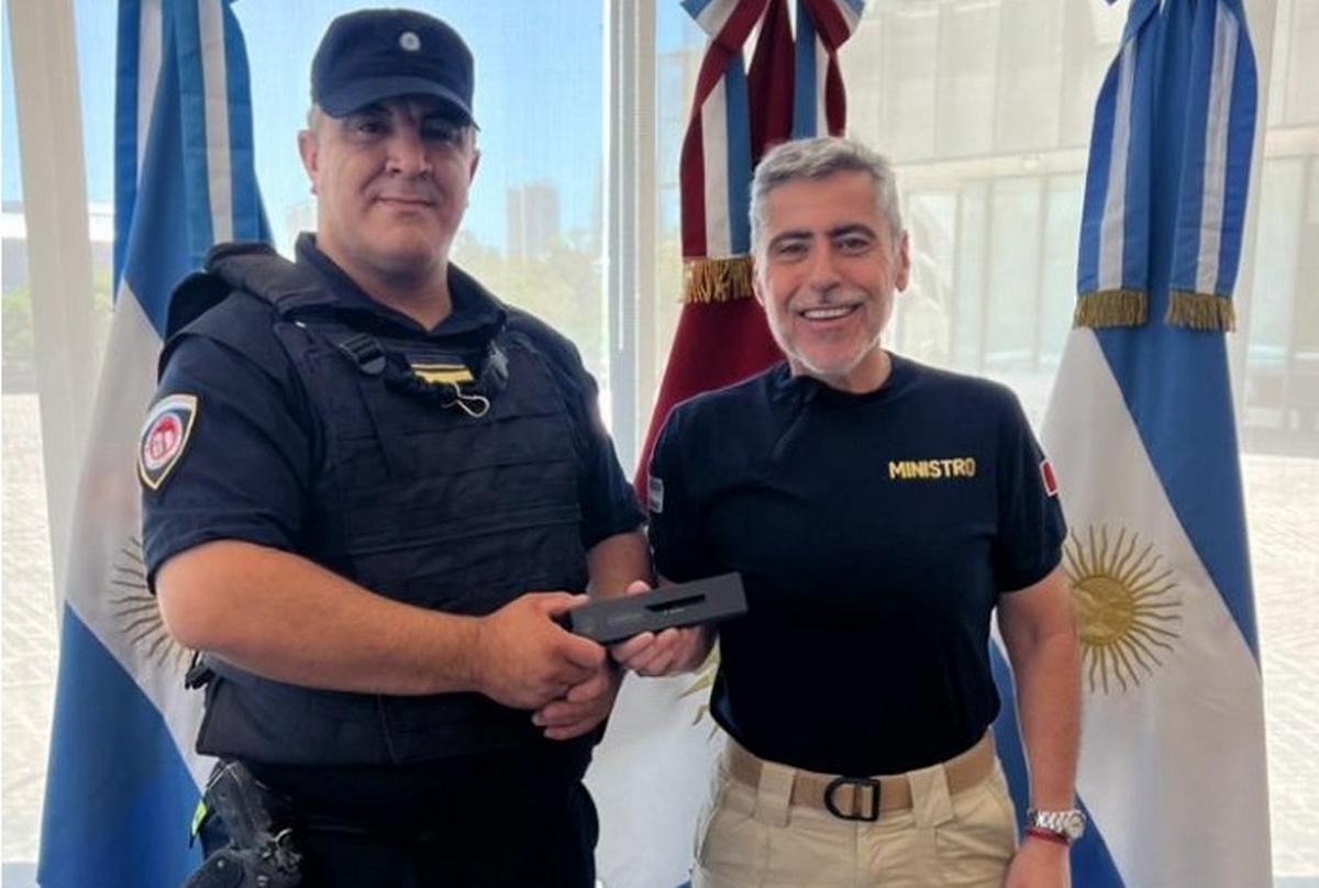 Quinteros reconoce al sargento que se volvió viral en la Chaya de Jesús María