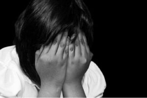 Grave denuncia en La Banda: nena de 3 años acusó a dos vecinos de tocarla