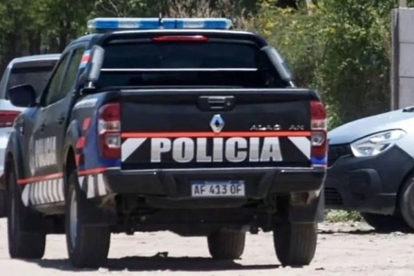 Vecinos justicieros: atraparon a una mujer y un joven que robaron un celular