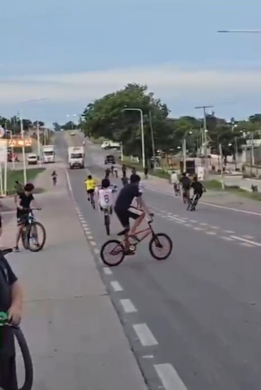 Nenes hacen “willy” en contramano y esquivan camiones sobre la Ruta 9