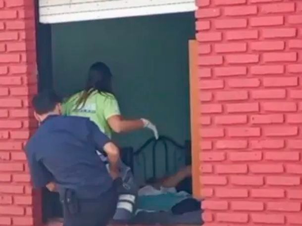 La Policía entró por el techo de una casa en Mar del Plata y rescató a una mujer que dio a luz sola