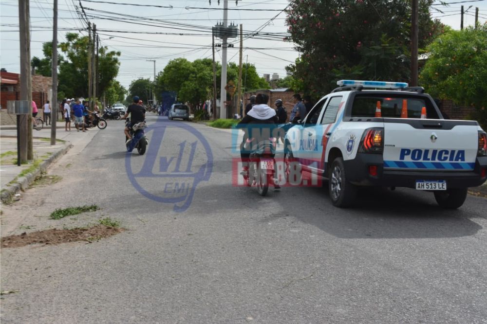 Tragedia en el Bº Borges: murió un joven de 19 años tras caer de la moto