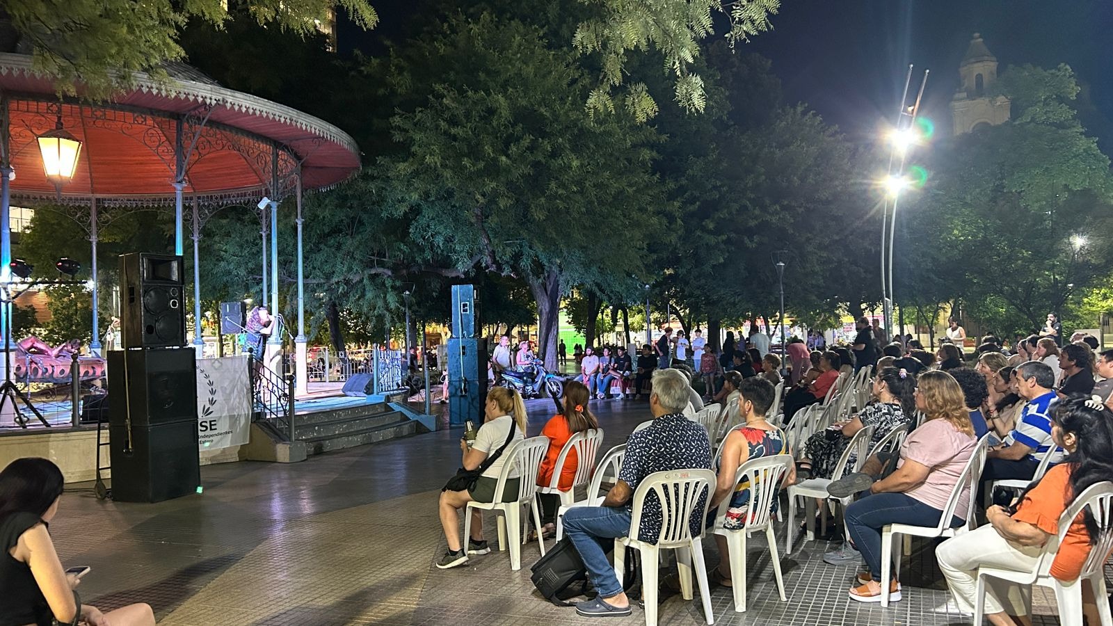 Artistas locales brindaron un "recital abierto" en la plaza Libertad