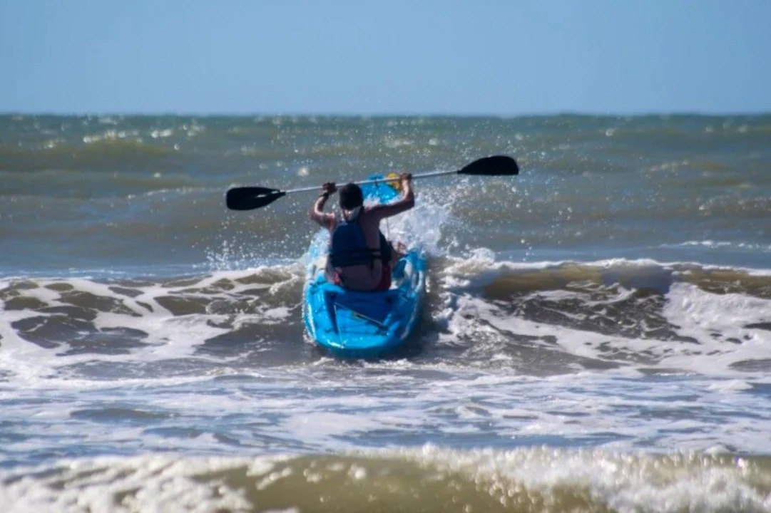 Villa Gesell: denunciaron a un guardavidas por no rescatar a un kayakista en peligro