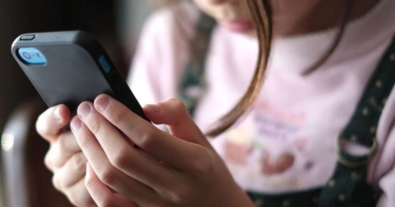 Francia avanza para prohibir redes sociales a menores de 15 años