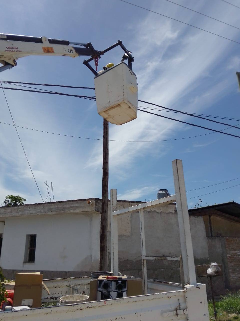 Reponen luminarias vandalizadas en barrios de la Capital