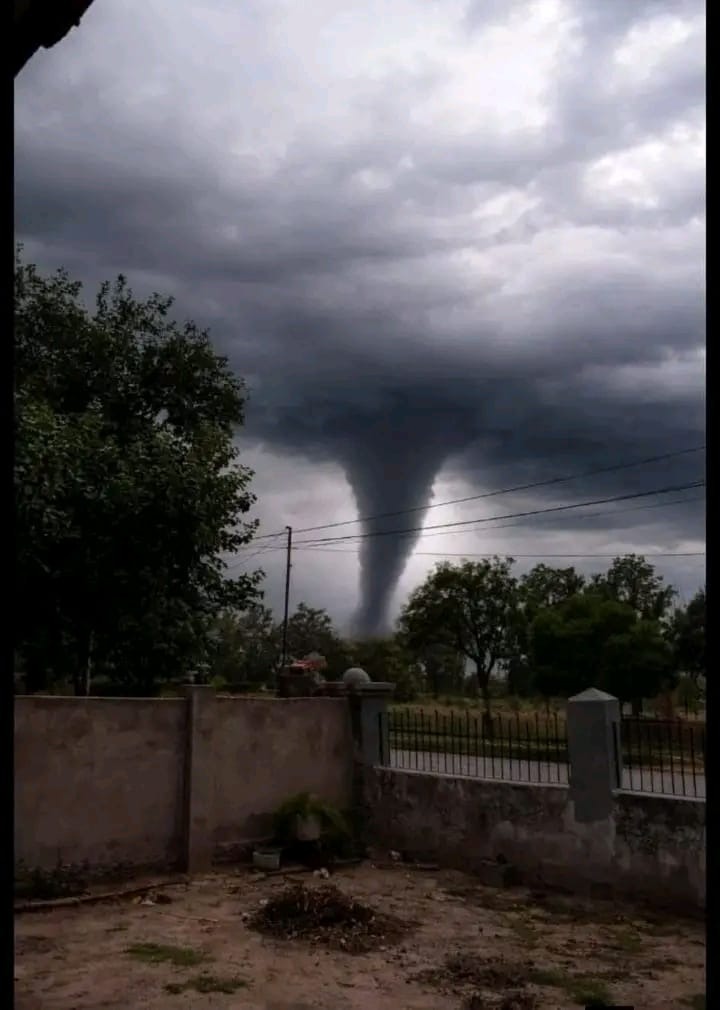 Furia del viento en El Quebrachal: techos volaron y calles quedaron bloqueadas