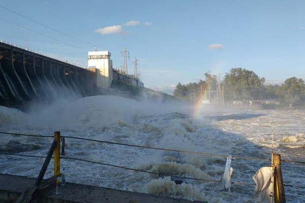 Récord máximo de erogación de agua en el Dique Frontal de Termas de Río Hondo