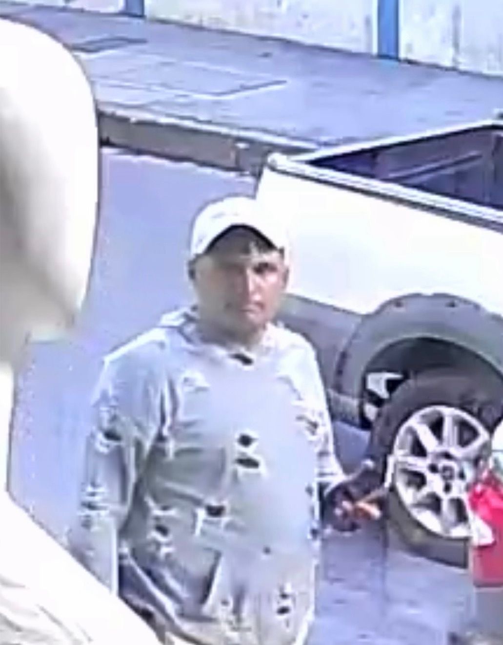 A plena luz del día, robó una mochila con mercadería de un emprendedor