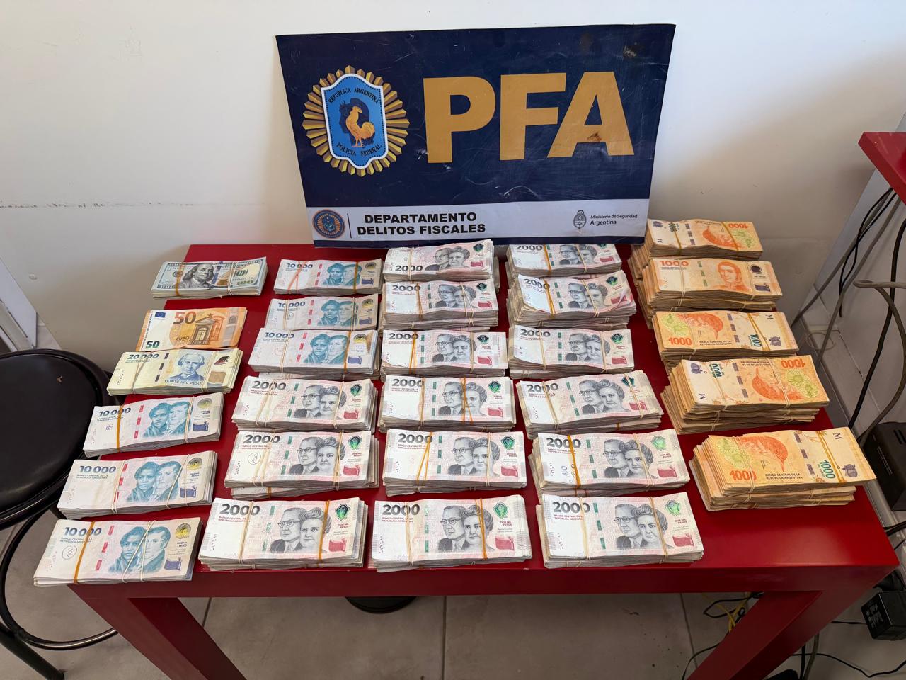 Policiales: La Policía Federal Argentina desbarató una banda criminal dedicada a operaciones de cambio ilegales por sumas millonarias