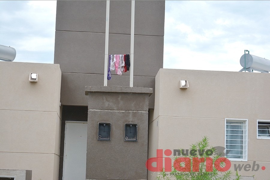 Polémica en un barrio santiagueño: ropa interior femenina colgada en un pilar de luz genera alarma