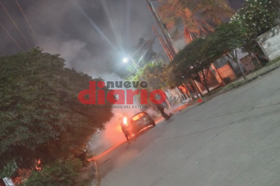 Policiales: Incendio de un automóvil generó alarma en el barrio Sarmiento durante la madrugada