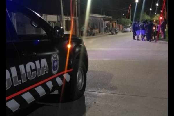 Destrozó un auto estacionado: camión de basura quiso esquivar una moto y chocó