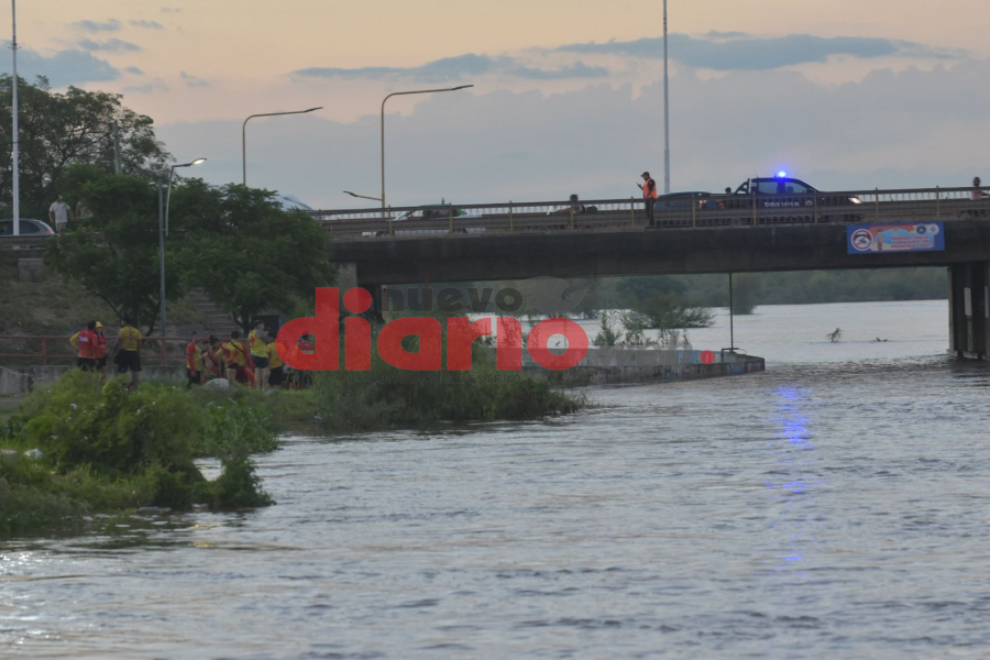 Buscan a un joven que cayó al río Dulce tras arrojarse desde el puente de la autopista