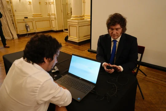 Milei ya tiene el suyo: lanzaron el nuevo DNI con chip y cambios en el pasaporte