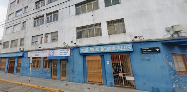 Padres desesperados por el cierre sorpresivo de un colegio porteño