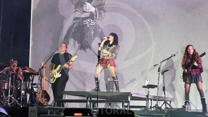 Lali Espósito tomó mate sobre el escenario en un multitudinario show: “Esta noche lo amerita”