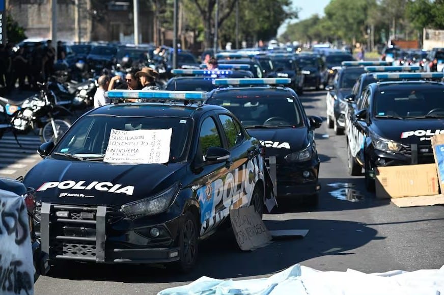 Pullaro cede ante la presión policial: reincorpora a los agentes pasados a disponibilidad pero el acuartelamiento persiste en Santa Fe