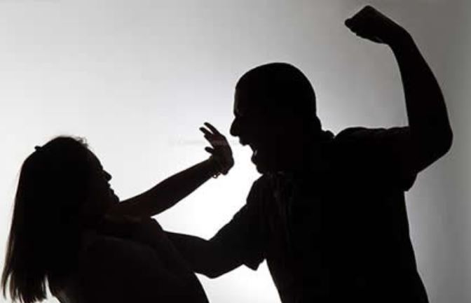 Se negó a darle dinero para las drogas y fue brutalmente golpeada por su hermano