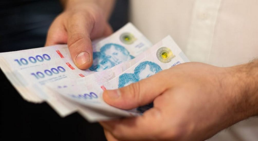 Los salarios perdieron contra la inflación en diciembre: subieron 1,6% frente a un IPC de 2,8%