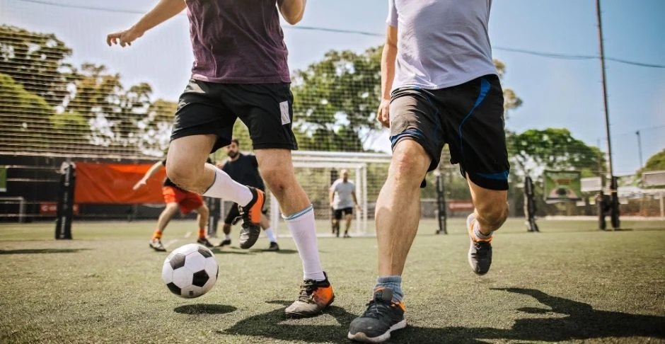 Reforma laboral: sufrir una lesión jugando al fútbol podría reducir el salario al 50%