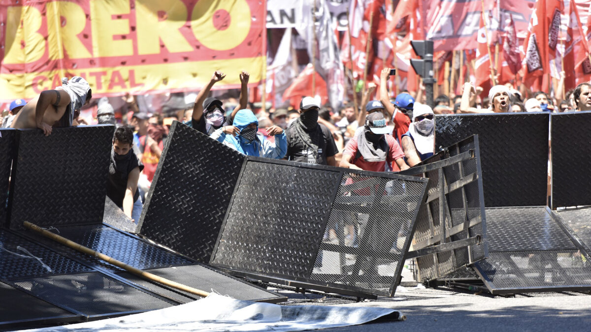 Denuncian a la ministra Monteoliva por los violentos del Congreso