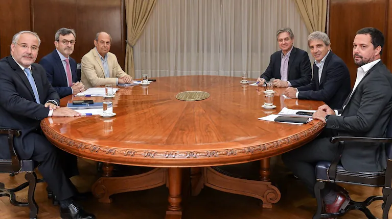 Caputo se reunió con la UIA y detalló los ejes de la reforma laboral que impulsa el Gobierno