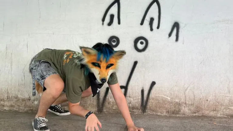 Insólito en San Luis: un "therian" disfrazado de perro pidió ser atendido en una clínica veterinaria