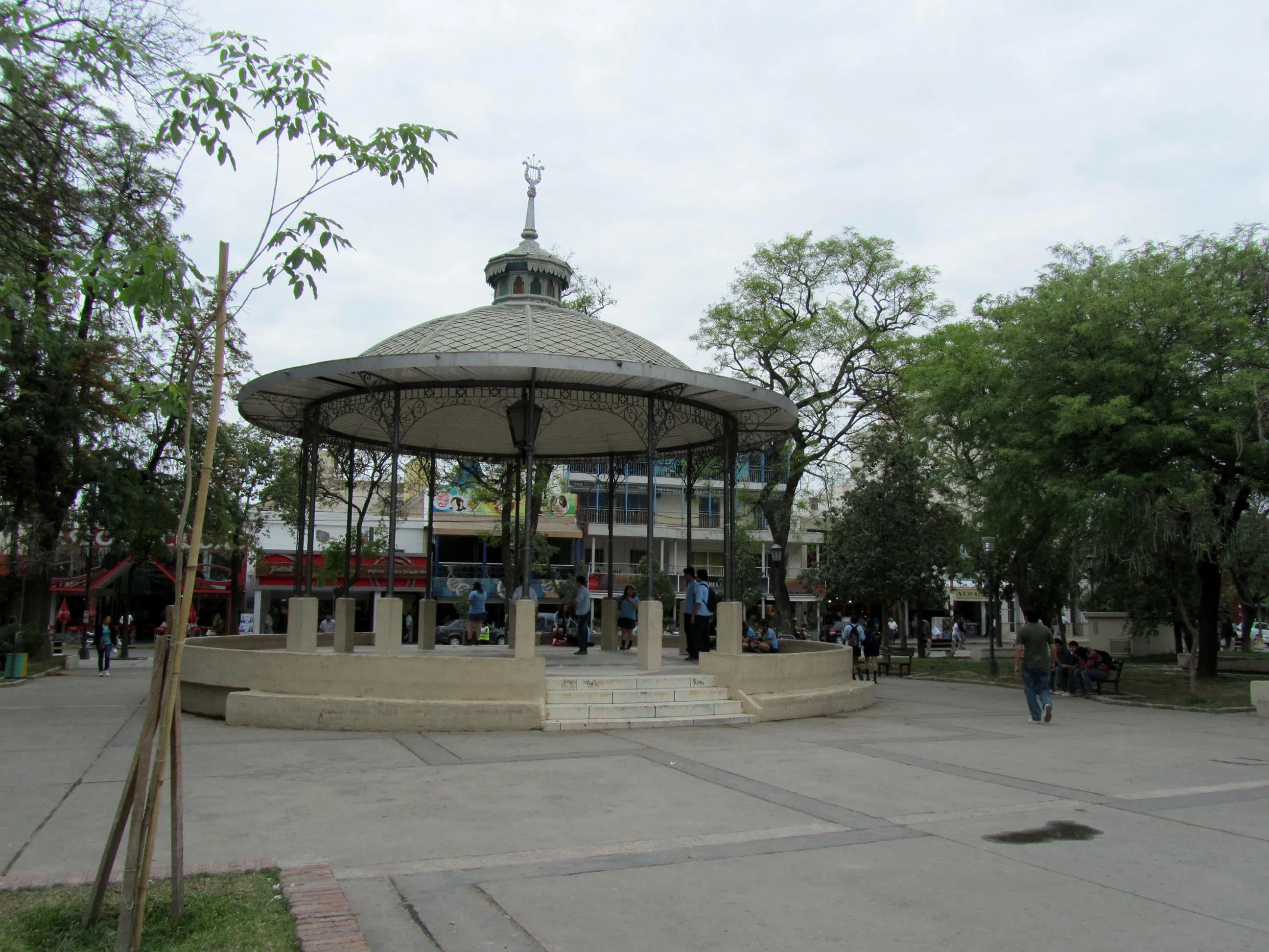 Santiago arranca el finde con cielo cubierto y tormentas aisladas