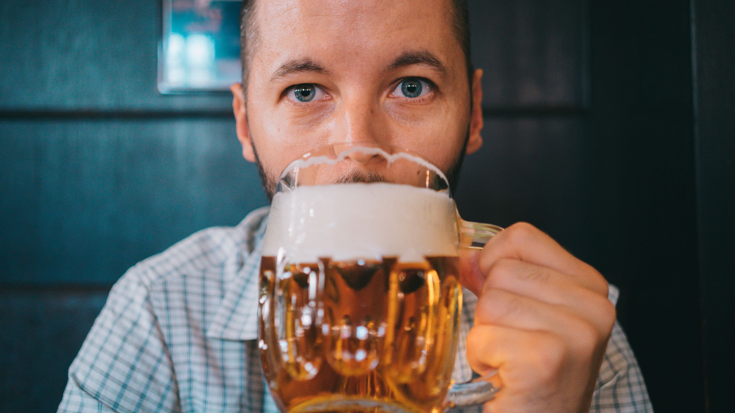 La Justicia española ordenó indemnizar a un empleado despedido por tomar cerveza en horario laboral