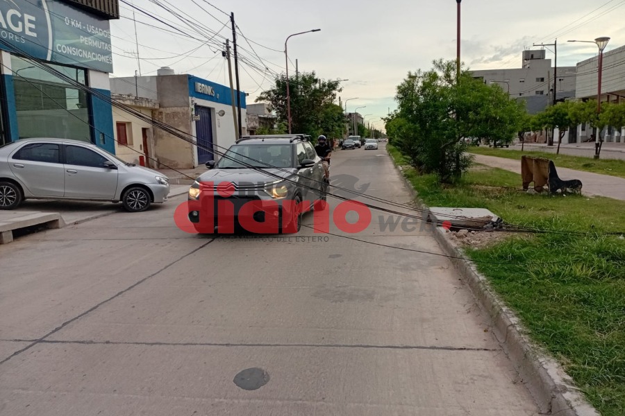 Cables eléctricos caídos complican el tránsito en avenida Colón casi Congreso