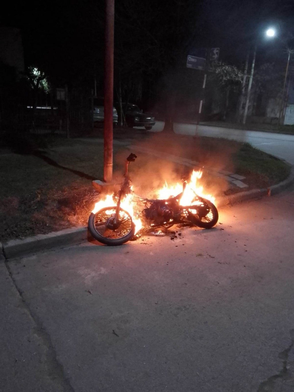 Se incendió una moto por un presunto cortocircuito en el barrio Mariano Moreno