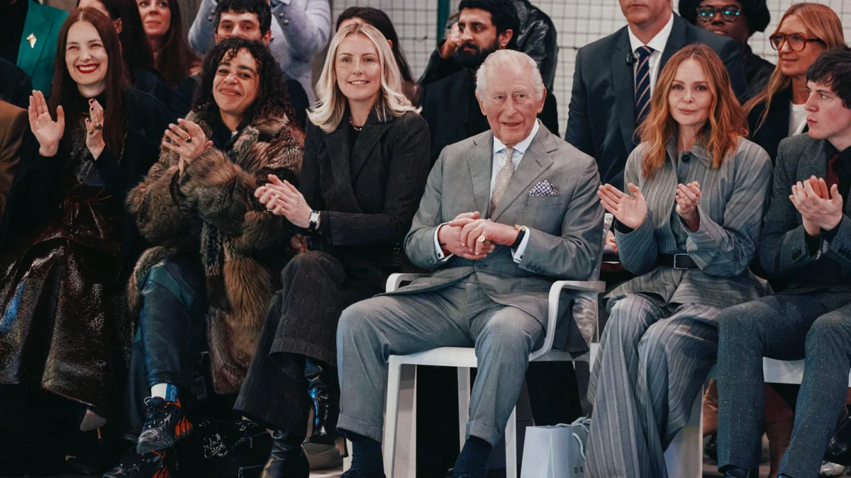 Carlos III desfiló su temple en Londres: fue a la Semana de la Moda horas después del arresto de su hermano Andrés