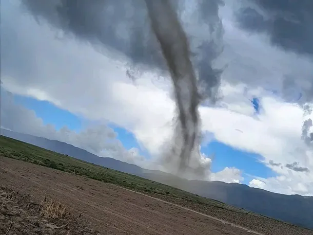 Un tornado sorprendió a Catamarca: el fenómeno se registró en Andalgalá sin dejar heridos ni daños