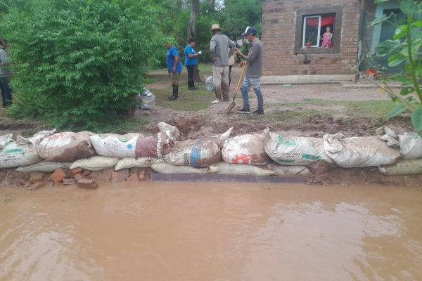 Graves inundaciones en El Ojito: el agua cubre la escuela, el puesto sanitario y decenas de viviendas