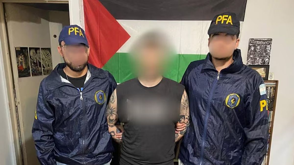 Detuvieron a un hombre que amenazaba a Patricia Bullrich en redes: tenía armas, municiones y banderas de organizaciones radicales