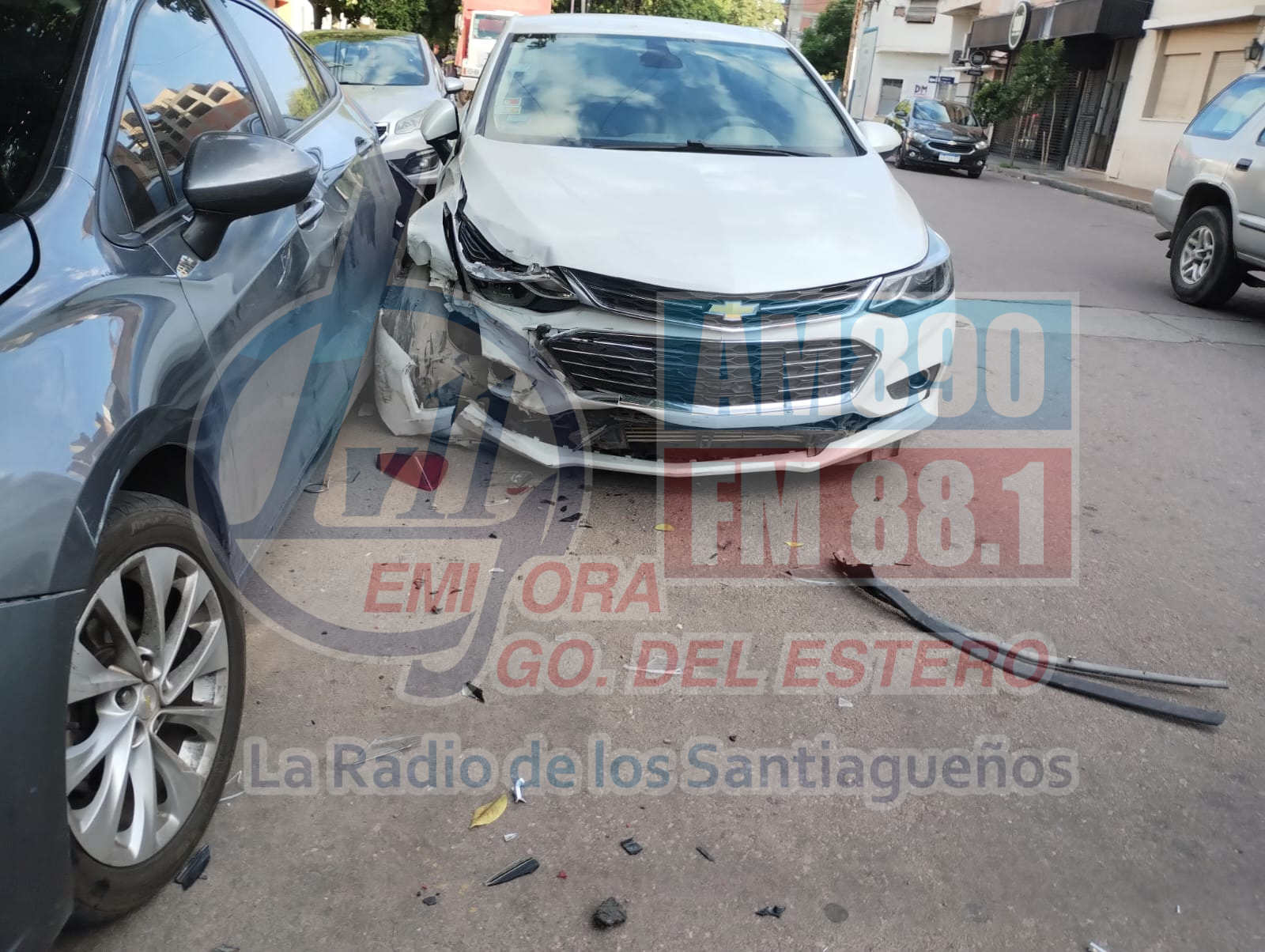 Accidente en el Centro: joven alcoholizado chocó su auto contra otro estacionado en calle Perú