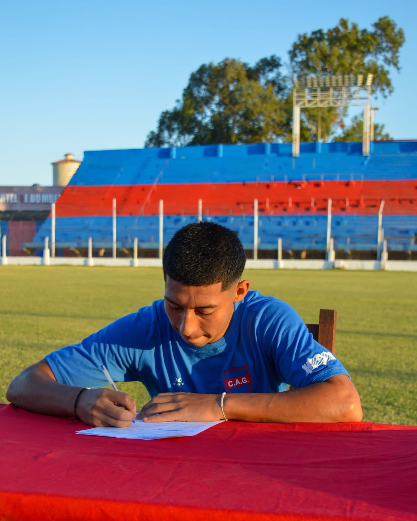 Jonas Carranza firmó su primer contrato profesional en Güemes