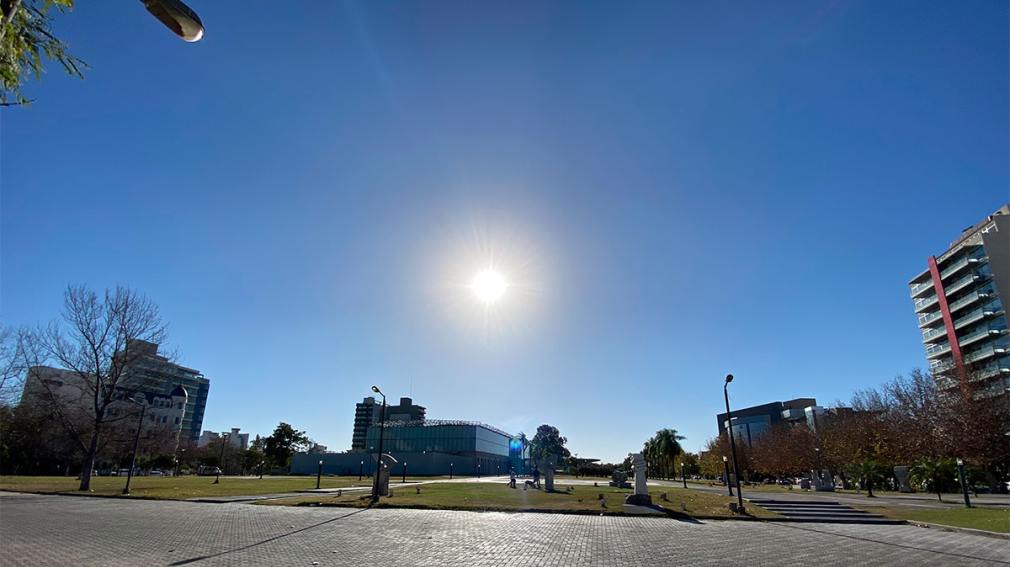 Domingo de calor en Santiago: la máxima llegará a los 35º con fuertes ráfagas